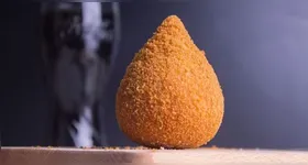 O resultado é uma coxinha saborosa, com textura macia por dentro e casquinha crocante por fora