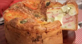 Torta-pizza de presunto e calabresa pronta em 40 minutos