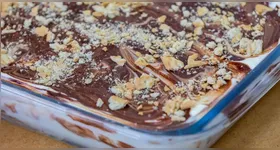 O segredo para um pavê perfeito está na montagem em camadas e no tempo de geladeira