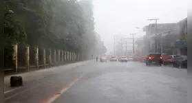 Belém amanhece com chuva e sob alerta; veja previsão e trânsito.