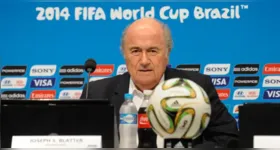 Episódio envolvendo árbitro barrado na imigração dos Estados Unidos mesmo após obter autorização para participar da Copa levou Joseph Blatter a criticar duramente a Fifa e a organização do torneio.