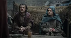 Aegon II (azul) como plebeu ao lado de Larys Strong; usurpador ao trono fugiu para não morrer nas mãos do próprio irmão