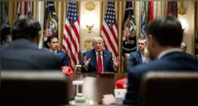 Em meio à troca de ataques entre EUA e Irã, Trump anuncia suposto acordo sobre o programa nuclear iraniano e sinaliza possível encontro com liderança do país.