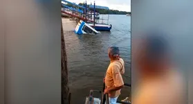Veículo parcialmente submerso nas águas do rio logo após a queda; registro mostra o momento dramático em que os sobreviventes usam as janelas para escapar.
