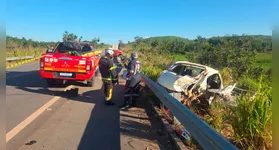 Destruição na BR-422: colisão frontal entre picape e carro de passeio mobilizou equipes de resgate e interrompeu o trânsito na rodovia.
