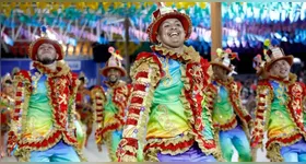 As apresentações são marcadas por coreografias, figurinos e elementos cênicos que movimentam a economia criativa e fortalecem as tradições populares, culminando na premiação no último dia do evento.
