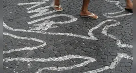 O Brasil registra queda nos homicídios, mas crimes digitais e violência contra mulheres aumentam. Entenda as novas dinâmicas da segurança pública.