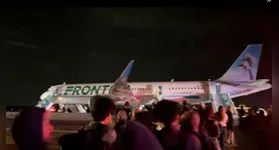 Aeronave da Frontier Airlines permaneceu na pista com danos visíveis após colisão fatal e princípio de incêndio no motor direito.