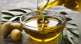Técnicos de laboratório realizam análises físico-químicas e cromatográficas para atestar a pureza de óleos vegetais e detectar adulterações.