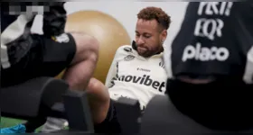 Neymar segue tratamento no Santos e situação física do atacante já provoca preocupação nos bastidores da Seleção antes da Copa do Mundo.