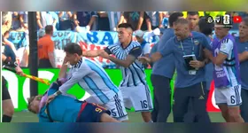 O jogador argentino partiu pra cima do jogado espanhol.
