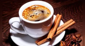 A combinação além de deixar a experiência matinal ainda mais agradável, ajuda a reduzir a vontade de exagerar no açucar, deixando o café naturalmente mais aromático e interessante para o paladar.