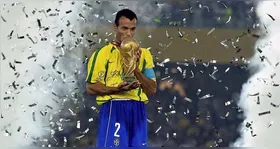 Cafú foi o último a levantar a taça