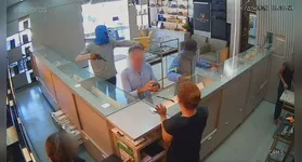 Criminosos fugiram após disparo de arma de fogo efetuado por irmão do proprietário