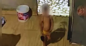 Imagens de monitoramento registraram o momento do acidente doméstico em Parauapebas; menino sofreu queimaduras graves na região do pescoço.