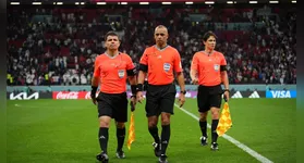 Wilton Pereira Sampaio comanda o jogo entre México e África do Sul no Estádio Azteca, auxiliado por Bruno Pires e Bruno Boschilia.