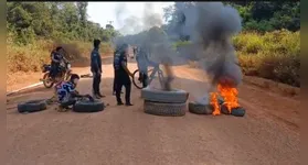 Manifestantes da Aldeia Trocará bloqueiam a Rodovia Transcametá por descumprimento de acordos e cobram melhorias na infraestrutura das vias.