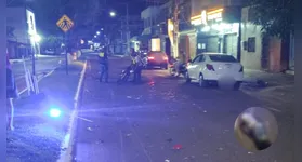 Condutor perdeu o controle da direção e bateu na lateral da via na madrugada desta quinta-feira. A passageira ficou ferida e foi socorrida pelo SAMU.