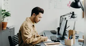 Responder questionários na internet gera renda complementar, mas exige atenção para evitar armadilhas e falsas promessas.