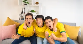 Comemorações intensas e repetitivas podem causar rouquidão crônica e machucar a laringe; médicos dão dicas de como proteger a voz.