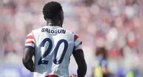 RBFA contesta anulação de suspensão do goleador Folarin Balogun na véspera do confronto decisivo pelas oitavas de final do Mundial.