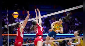 Ponteira Ana Cristina brilha com 26 pontos em vitória por 3 sets a 1 no Japão; próximo desafio é contra a Tailândia.