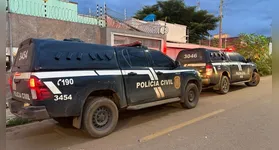 Laudo balístico ligou arma de casal à morte de jovens; mãe de uma das presas e homem que fornecia munições estão foragidos.