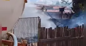 Residência de madeira no sul do Pará foi completamente destruída pelas chamas; vizinhos ajudaram no resgate após ação rápida de irmão mais velho.