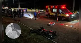 Motociclista colidiu com carro de passeio ao tentar atravessar o canteiro central em trecho com iluminação prejudicada.
