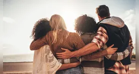 Comemorada em 20 de julho, a data inspira trocas de carinho no WhatsApp e nas redes sociais para fortalecer laços de afeto.,
