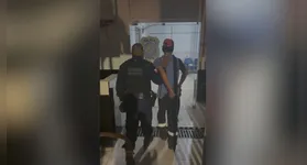 Invasor foi contido por agente patrimonial; comparsa conseguiu fugir pela mata e é procurado.