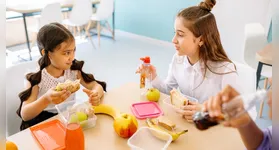 Especialista sugere trocar ultraprocessados por receitas práticas e envolver as crianças na cozinha.