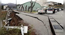Abalo na província de Kumamoto causou desabamento em shopping center e mobilizou equipes de resgate.