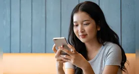 O hábito constante de inclinar a cabeça para checar o celular está redesenhando a saúde física