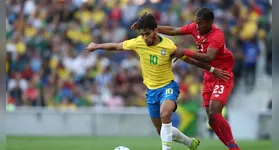 Técnico Carlo Ancelotti orienta jogadores durante atividade tática na Granja Comary; treinador busca ajustes na defesa para suprir desfalques na zaga.