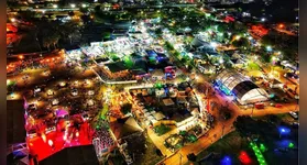 Arena principal do Parque de Exposições preparada para receber o público na abertura do evento, que conta com leilões de elite, rodeio e shows de projeção nacional.
