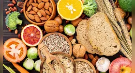 Especialistas alertam para os riscos dos ultraprocessados, que aumentam as doenças inflamatórias, e apontam opções simples para equilibrar a microbiota.
