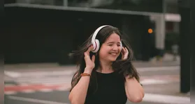 Lançamentos misturam o clima pré-Copa do Mundo, parcerias inéditas do sertanejo e faixas póstumas para renovar as suas playlists.