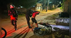 A perseguição encerrou-se apenas quando o condutor perdeu o equilíbrio e caiu da motocicleta.
