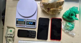 Ação do 13º Batalhão no bairro Palmares resultou na apreensão de carga ilícita, balança e celulares; comparsa conseguiu escapar.