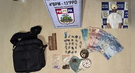 Porções de crack, maconha, comprimidos e dinheiro em espécie apreendidos na bolsa do suspeito durante a revista policial.