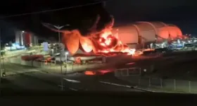 Chamas consumiram parte da estrutura do Circo do Tirulipa na área externa da Arena das Dunas, em Natal, na madrugada desta segunda-feira (11).