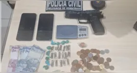 Drogas, arma de fogo e materiais apreendidos pela Polícia Civil durante operação que investigou homicídio em Abaetetuba
