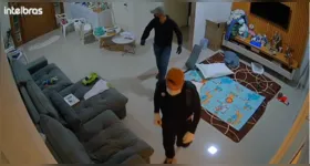 Câmeras de segurança registraram a ação de criminosos que invadiram uma residência no bairro Planalto São José, em Santarém