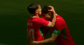 Brahím Díaz e Hakimi celebram o gol que colocou o Marrocos em vantagem no amistoso contra a Noruega, em Nova Jersey.
