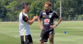 Neymar deu mais um passo em sua recuperação e pela primeira vez realizou atividades no gramado desde que se apresentou à Seleção Brasileira para o Mundial.