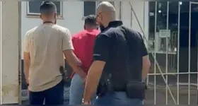 Policiais conduzem dono da oficina onde a motocicleta foi encontrada com numeração do motor raspada