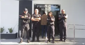 A suspeita foi localizada no bairro do Tenoné após investigação da Polícia Civil e teve notebook, celulares e outros materiais apreendidos durante o cumprimento de mandados judiciais.