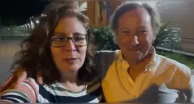 Carla Zambelli (PL-SP) ao lado de seu advogado após deixar a prisão na Itália. A ex-deputada comemorou a decisão da Justiça italiana, que anulou o pedido de extradição relacionado à condenação por invasão dos sistemas do CNJ.