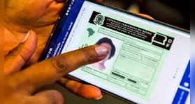 Motorista exibe CNH digital no celular; nova regra permite que condutor escolha formato do documento sem custos adicionais de renovação.